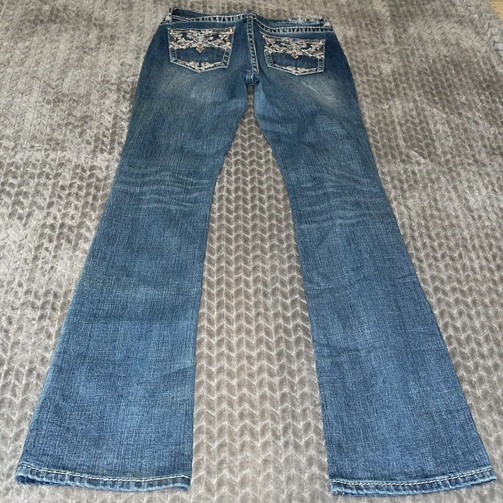 Grace‎ in LA Easy Fit Jeans with Embroidered Pockets and belt loops.  Size 28